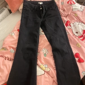 Svarta jeansbyxor - Svarta lågmidjade jeans från Gina Young❤️ storlek 158 men passar mig som är 164cm lång❤️
