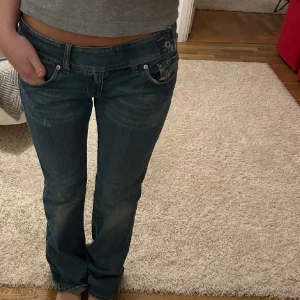 Blå lågmidjade jeans - Snygga blå jeans med låg midja och bootcut-stil. Från diesel men köpta second hand i Köpenhamn! Aldrig använda. Skulle säga att de passar en 36 (har tyvärr inga mått)❤️❤️
