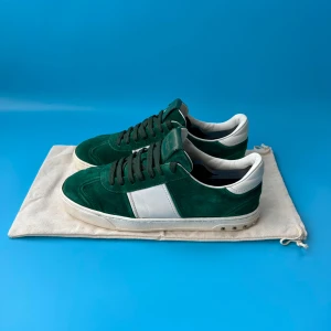 Valentino Flycrew Grön 42.5 - Sparsamt använda och i fint skick - storlek 42.5 (passar 43-43.5) - alla nitar kvar - tillverkas inte längre och väldigt eftertraktade - dustbag medföljer skorna - hör av dig vid frågor!