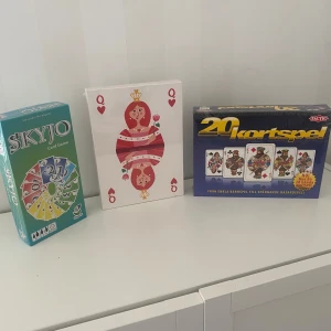 Kortspelspaket med Skyjo, stor kortlek och 20 kortspel - Säljer ett paket med tre olika kortspel: Skyjo, ett strategiskt kortspel med färgglada kort; en klassisk kortlek med spelkort i rött och svart; och 20 kortspel från Tactic som erbjuder en mängd olika spelmöjligheter. Perfekt för spelkvällar med vänner och familj!  Alla är helt oöppnade med plast på. Säljer för 40kr st eller 100kr för alla. Priset går att diskutera