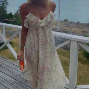 Sommarklänning - Säljer denna jättefina sommarklänning då den inte kommer så mycket till användning som jag hade hoppats💕💕 