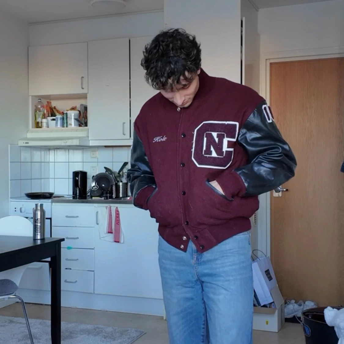 Vinröd och svart bomberjacka