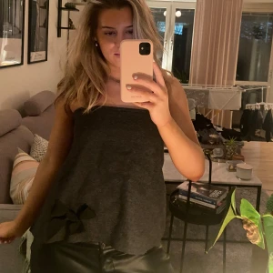 Topp med rosett - Säljer min superfina gråa topp utan ärmar!!SÅKLART rosett på, ett måste😉 Den har så fin öppen rygg!!🩶🩶