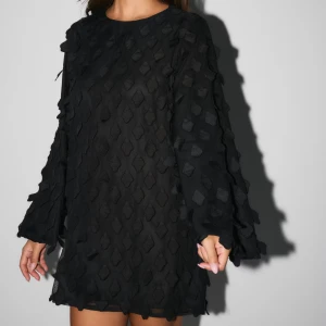 Svart klänning med textur - Superfin svart klänning från Gina Tricot!!🙌🏻 Klänningen är helt oanvänd, endast provad och lappen sitter kvar🤍 Helt slutsåld på hemsidan,  nypris: 500kr