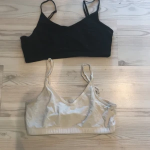 Svart och vit linnetopp - Två linnetoppar i svart och vit. Båda har smala och justerbara axelband och en enkel design som passar perfekt för vardagsanvändning. Säljer båda tillsammans för 20 kr. 