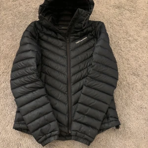 Peak performance jacka - Säljer mycket fin Peak Performance jacka inköpt 2024. Inga defekter. Pris kan diskuteras vid snabb affär. 