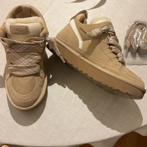 UGG skor - - aldrig använda - extra snören tillkommer - ingen box strl 38 bara att höra av dig om du undrar något😊