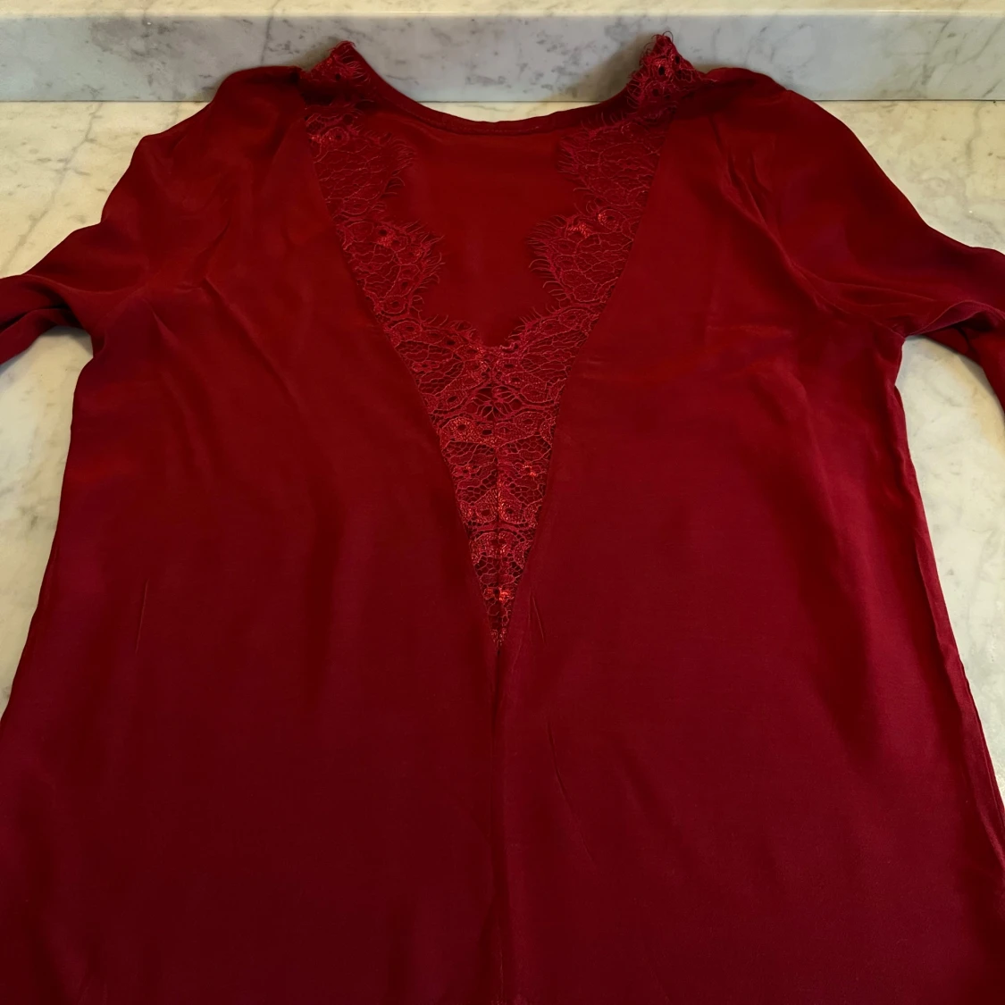 Vinröd blus från Soaked in Luxury - 92