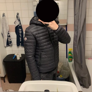 Ny Colmar Jacka - Säljer nu en helt ny Colmar jacka. Stilren och snygg och passar perfekt som höst och vår jacka då den är lite tunnare än deras vinterjackor. Jackan är som sagt helt ny med alla lappar kvar samt kvitto/orderbekräftelse. Jackan är i storlek 48/S-M.  Nypris 4000. Säljes billigt då jag har för många jackor och behöver pengar