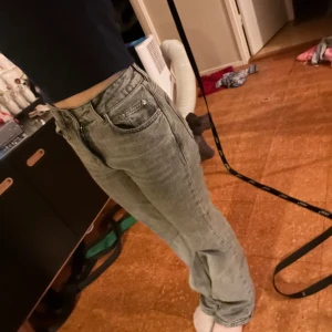 Grå jeans med bootcut - Snygga grå jeans från Gina tricot. Har märken längst ner(går att få bild privat) storlek 32💗