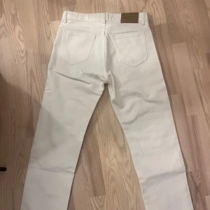 Vita jeans från Tiger Of Sweden - Vita jeans från Tiger Of Sweden. Modellen är ”Nico” i färgen ”Painter white”. Endast använda 1 gång.