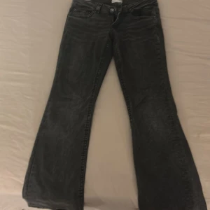 Svarta jeans från Perfect Jeans - Snygga svarta jeans från Perfect Jeans i storlek 40. De har en klassisk design med fem fickor och knappgylf. Perfekta för en avslappnad stil.