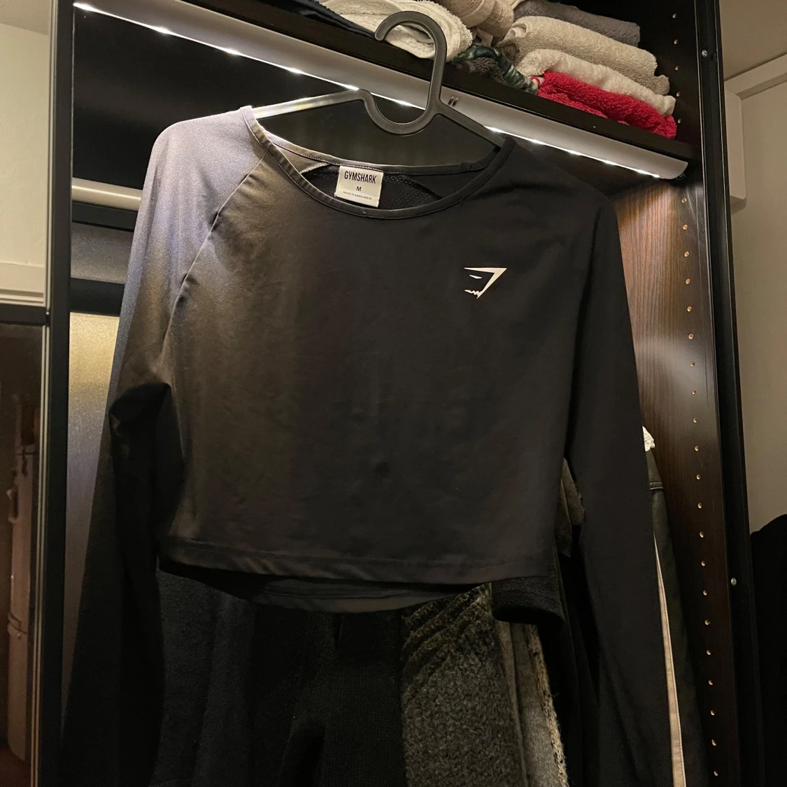 Svart croppad långärmad topp från Gymshark - 90