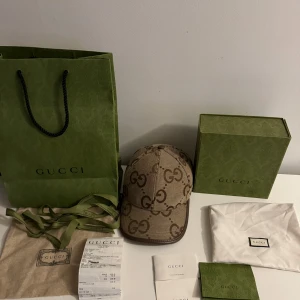 Gucci keps  - Gucci jumbo keps i bra skick äkta med box och påse och kvitto bara keps tillkommer