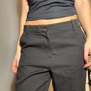 Svarta kostymbyxor - Snygga svarta kostymbyxor med låg midja och rak passform. Perfekta för en stilren look. Från vero Moda. Jag är 171cm!