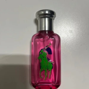Rosa parfymflaska från Ralph Lauren - Parfym från Ralph Lauren, mycket kvar i den men tyvärr ingen förpackning kvar till den 🩷