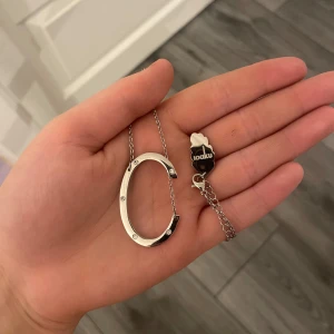 Silverfärgat halsband med bokstavshänge - Ioaku halsband med ”C” aldrig använt så i mycket fint skick