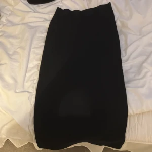 Svart kjol - Elegant svart kjol i klassisk design. Perfekt för en stilren look.