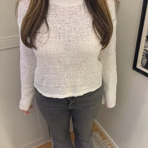 Vit stickad tröja - Säljer en vit stickad tröja som är lite genomskinlig och skit snygg. 