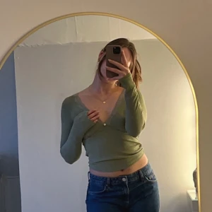 Grön topp - Söt grön topp med en ros som knyter samma spetsen. Ger lite Elena Gilbert vibe