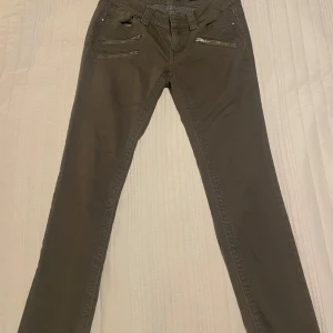 Bruna jeans från Miss Me - Snygga bruna skinny jeans från Miss Me med midwaist. Byxorna har flera dragkedjor framtill och klassiska bakfickor. Perfekta för en stilren look. Inga hål mm eller slitage. Väldigt bra kvalitet.