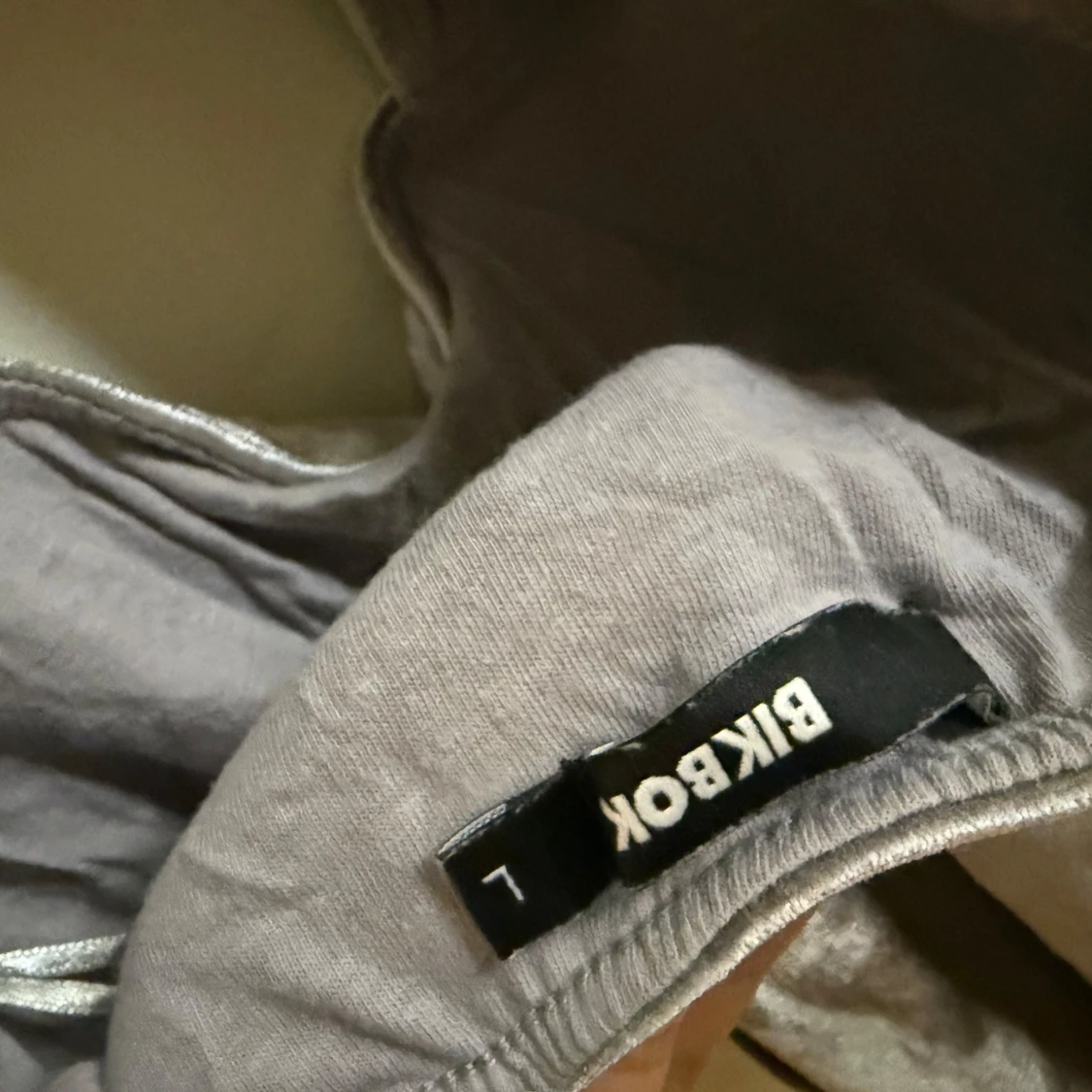 Grå sammet bodysuit från Bik Bok - 92