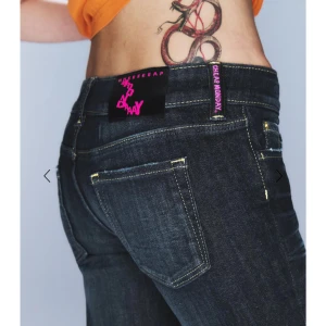 Svarta jeans från Cheap Monday - Snygga mörkblå jeans från Cheap Monday med bootcut-stil. Storlek 29/34. De är aldrig använda så jag har inga bilder på eftersom de är försmå i midjan. De är små i storleken i midjan och långa i längden skulle jag säga🩷🩷