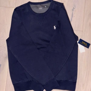 Polo Ralph lauren hoddie - Tjena säljer den helt nya polo hoddien för den inte passade. Ny pris 2,195kr ( mitt pris 499kr ) hör gärna av er om ni har frågor eller liknande😁