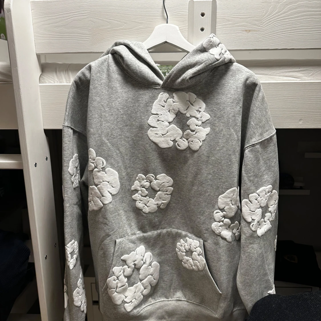 Grå hoodie från Denim Tears - 2