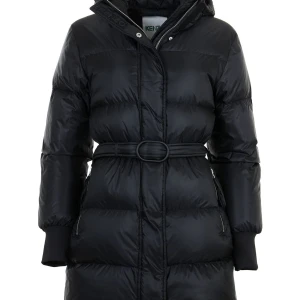 Svart pufferjacka från Kenzo - Snygg svart pufferjacka från Kenzo med bälte i midjan och dragkedja. Jackan har en hög krage och långa ärmar, perfekt för kyliga dagar. Den är både stilren och funktionell. Ordpris 4 500 kr, köpt på Jackie. 