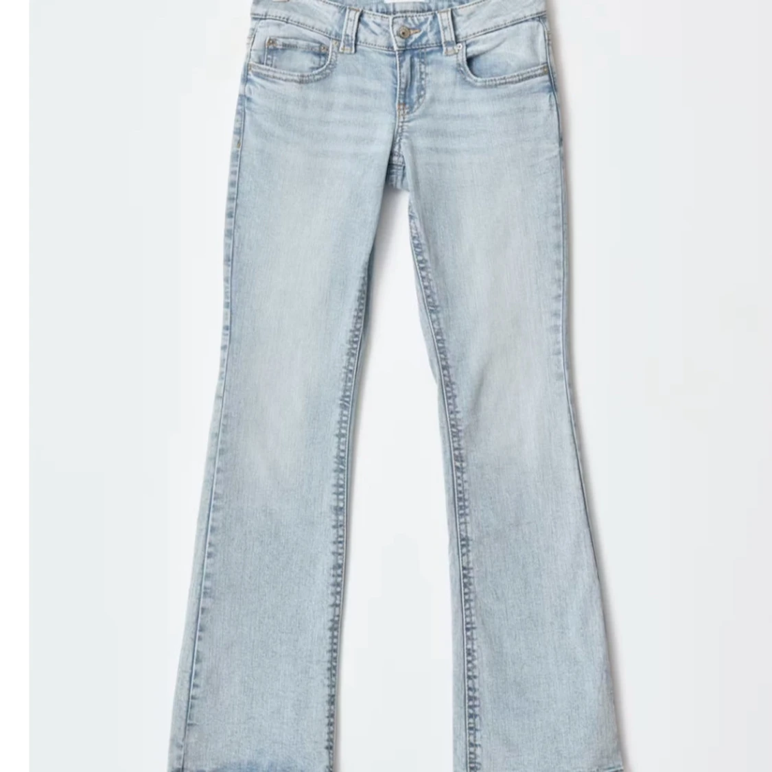 Ljusblå bootcut jeans från Gina tricot 