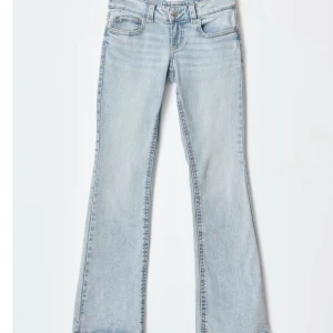 Ljusblå bootcut jeans från Gina tricot  - Snygga ljusblå bootcut jeans med klassisk femficksdesign och knappgylf. Perfekta för en avslappnad stil med en touch av retro. Passar bra till både sneakers och klackar. Som nya!!💖