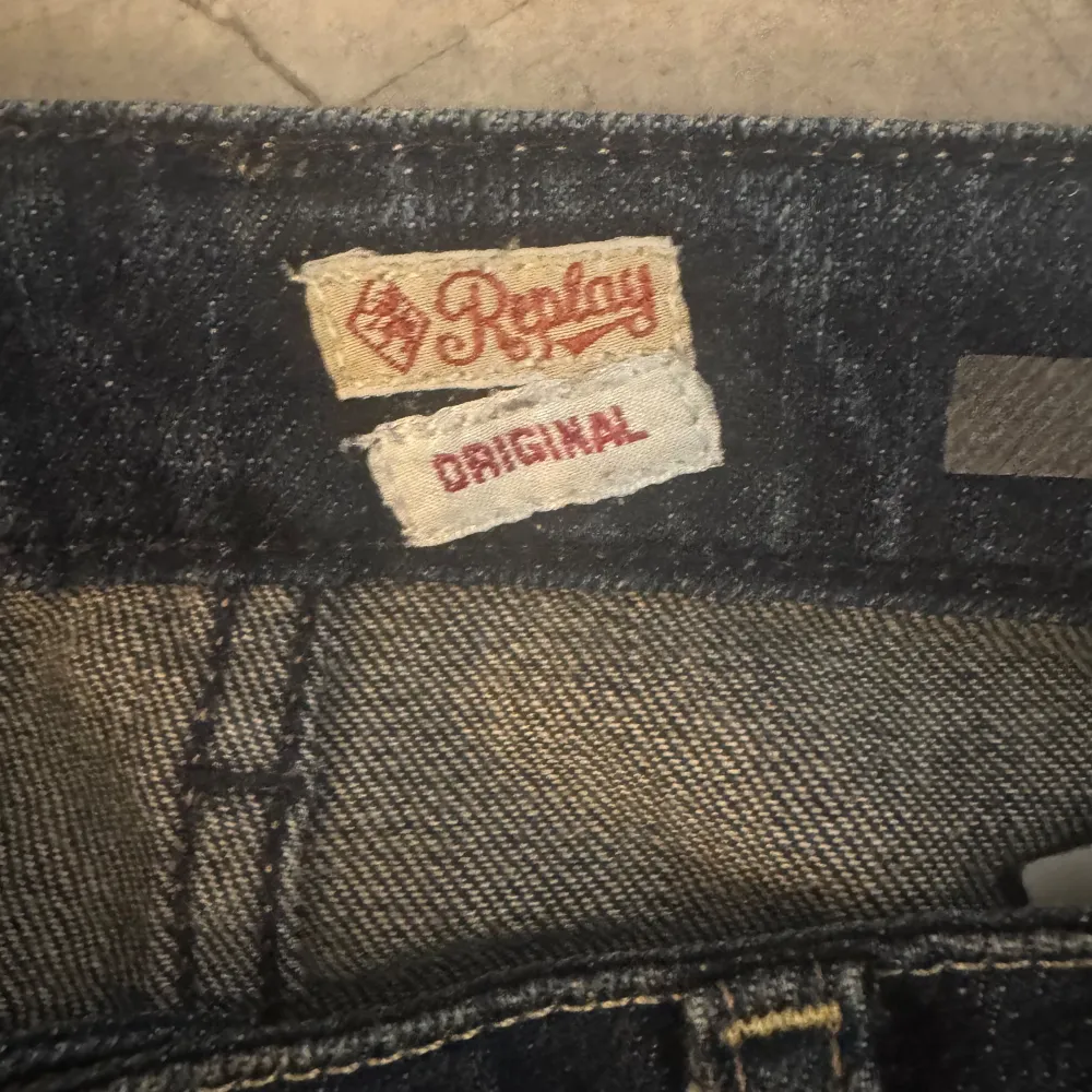 Jag säljer ett par lågmidjade, straight leg jeans från Replay som har jättefina fickor och väldigt populära. Har endast kommit till användning ett få tal gånger. Storleken på jeansen är 27/32.. Farkut & Housut.