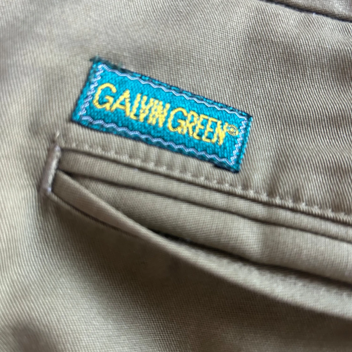 Olivgröna shorts från Galvin Green - 90