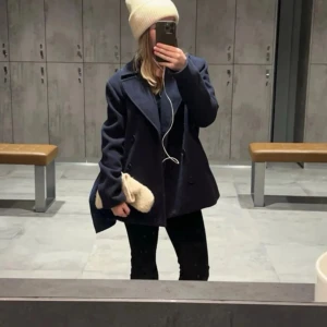 Kappa - Snygg mörkblå kappa från Zink med dubbelknäppning och klassisk krage. Perfekt för kyliga dagar med sin stilrena design. Passar bra till både vardag och mer uppklädda tillfällen. xs men sitter lite oversized 💕