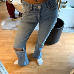 Gina Perfect Jeans - Snygga blåa jeans med hål från Gina Tricot, säljer för att dom inte används längre 