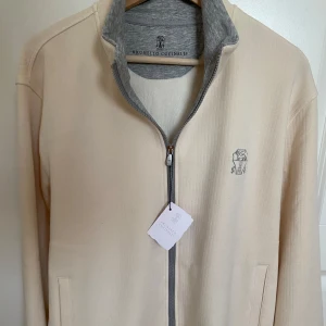 Brunello Cucinelli Stickad Tröja - Intressekoll på min stickade Brunello Cucinelli ziptröja. Storlek M, passar S/M. Nypris runt 10.000kr. Hör av er ifall ni vill ha fler bilder. 