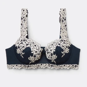 Intimissimi spets-bh - Elegant mörkblå bh med vacker vit spetsdetaljering ifrån Intimissimi. Säljer pga fel storlek. Använd några gånger men i mycket fint skick. Storlek 80C (Behöver egentligen 75D)