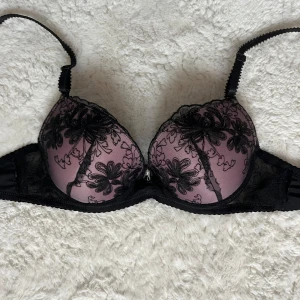 Söt broderad bh - Jättefin bh! Står att storleken är 80B men skulle nog också passa A✨Spetsen där fram har flyttats lite men jag tycker inte det märks särskilt mycket😊