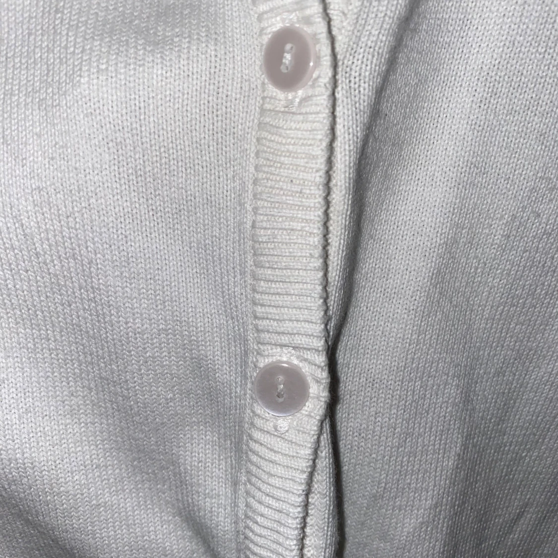 Vit kofta med knappar - 92