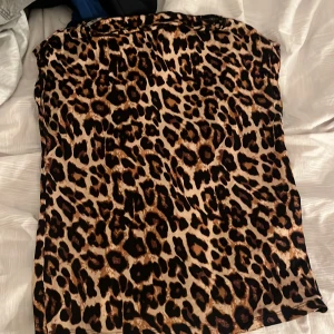 Leopardmönstrad tröja från lager 157 - Snygg leopardmönstrad tröja från lager 157. Perfekt för att sticka ut med sitt djärva mönster. Klänningen har en smickrande passform och är tillverkad i ett bekvämt material.