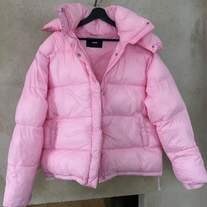 Rosa pufferjacka från BikBok - Säljer min rosa puff jacka från bik bok, knappast använd