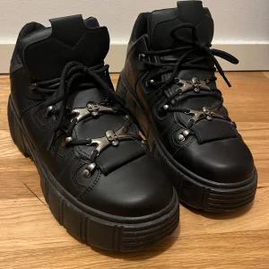 Svarta boots med dödskalle-detaljer - aldrig använda endast testade! chunky sneakers med dödskalle details på snörningen.  5cm sula 🙇‍♂️