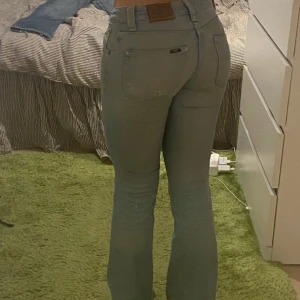 Ljusblå bootcut jeans - Säljer ett par ljusblå bootcut jeans från Lee. De har en klassisk femficksdesign och är i ganska så bra skick, pris kan diskuteras väldigt finna. Skulle säga att de är xs/s. Skriv gärna vid intresse 💗💗