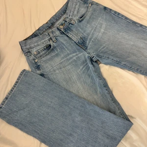 Lågmidjade jeans - Lågmidjade jeans, rak i modellen! Midjemått ca 33/34 cm, innerben ca 77 cm