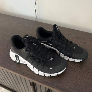 Svarta sneakers med vit sula - Snygga svarta sneakers med en kontrasterande vit sula och snörning. Perfekta för en sportig look, (oanvända).