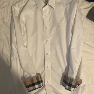 Vit skjorta från Burberry - Riktigt fin skjorta i ny skick från burberry. Perfekt till fester/ middagar. Storleken är medium och är tts👍🏻😁