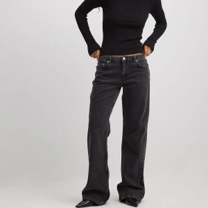 Svarta jeans med rak passform - Testade en gång!