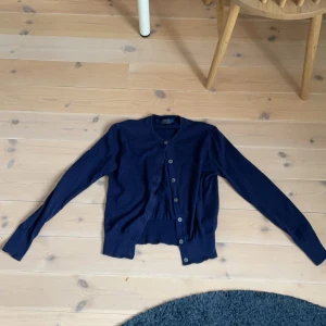 Mörkblå kofta från Ralph Lauren - Säljer denna mörkblåa Ralph Lauren koftan åt en kompis, koftan är i storlek S men passar XS. Jag är öppen för byten. Skriv vid fundering ✅