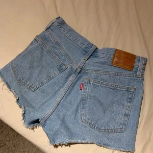 Levis 501 shorts - Levis 501 shorts, använt några få gånger. Säljer då de är för små. 💕
